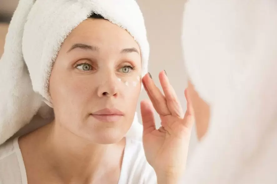 Aplicar unha crema antiengurras baixo os ollos